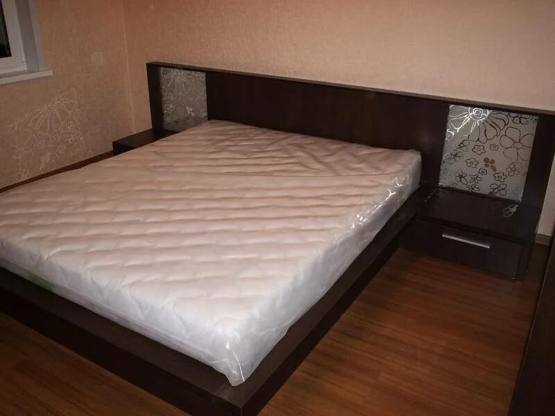 Двуспальные кровати с матрасом б у. Двуспальная кровать. Спальная кровать двухместная. Кровать двуспальная обычная. Кровать двуспальная широкая.