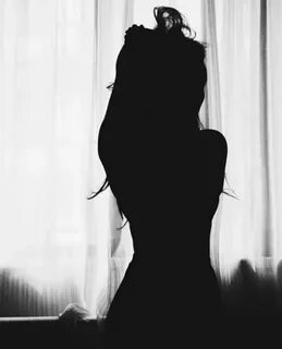 Девушка в черном платье со спины - 97 фото
