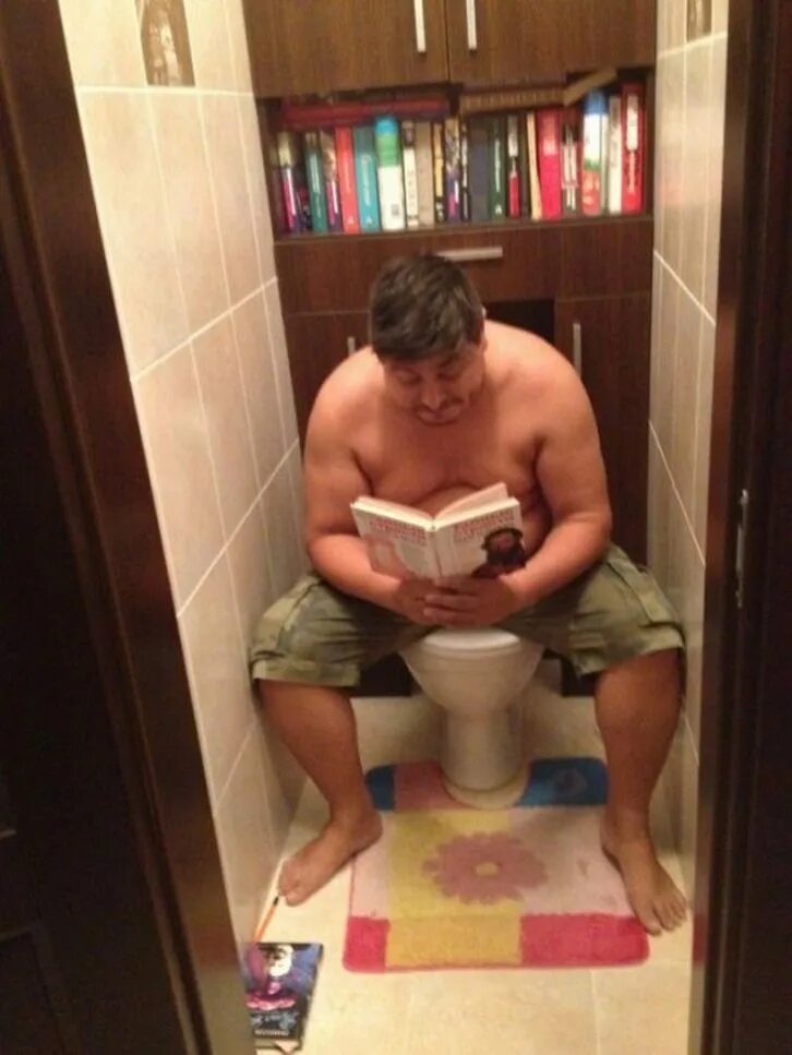 Толстый человек в сортире. Библиотека в туалете. Муж смотрит в туалете
