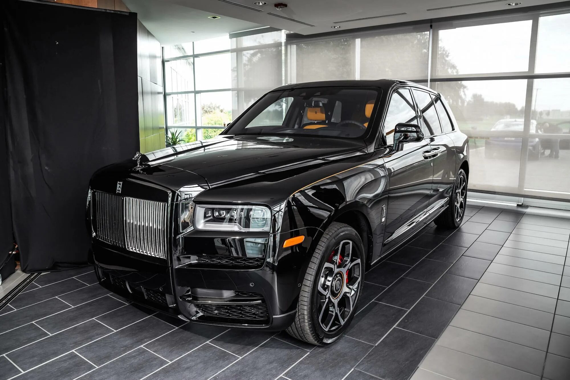 Роллс калина. Роллс Ройс Куллинан. Роллс Ройс Куллинан Блэк. Rolls Royce Cullinan Black badge. Чёрный Rolls-Royce Куллинан.