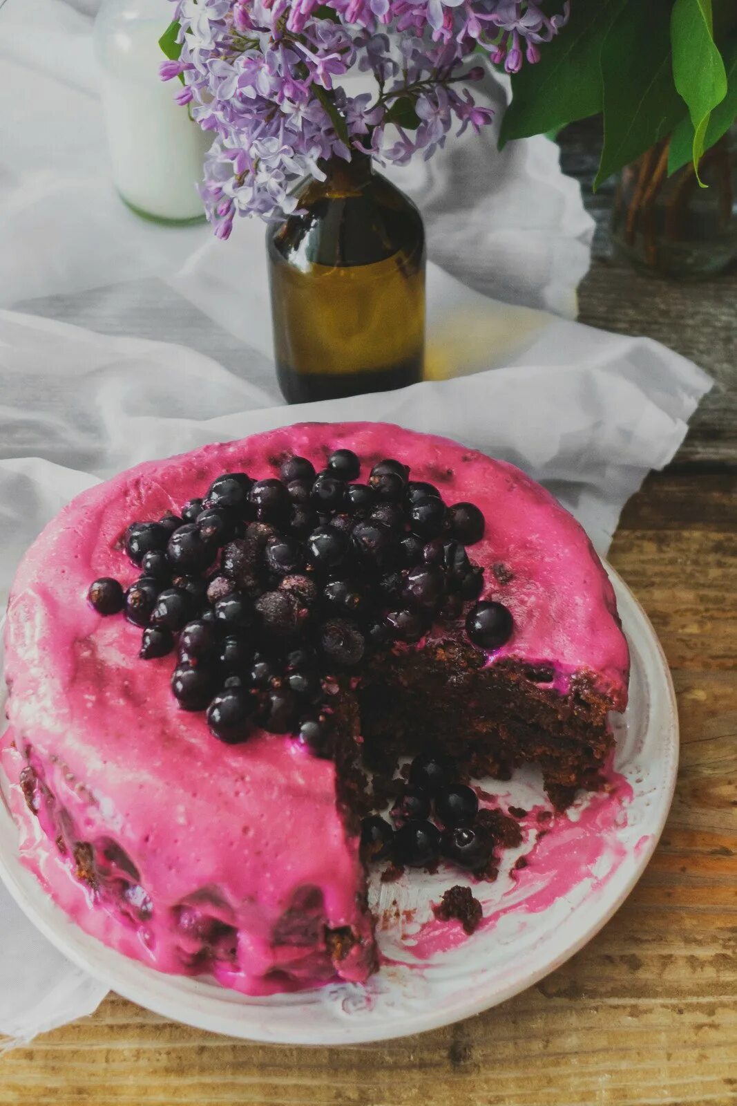 Торт со смородиновым вареньем. Торт с вареньем. Смородиновый торт. Торт из смородины рецепт. Торт со смородиной.