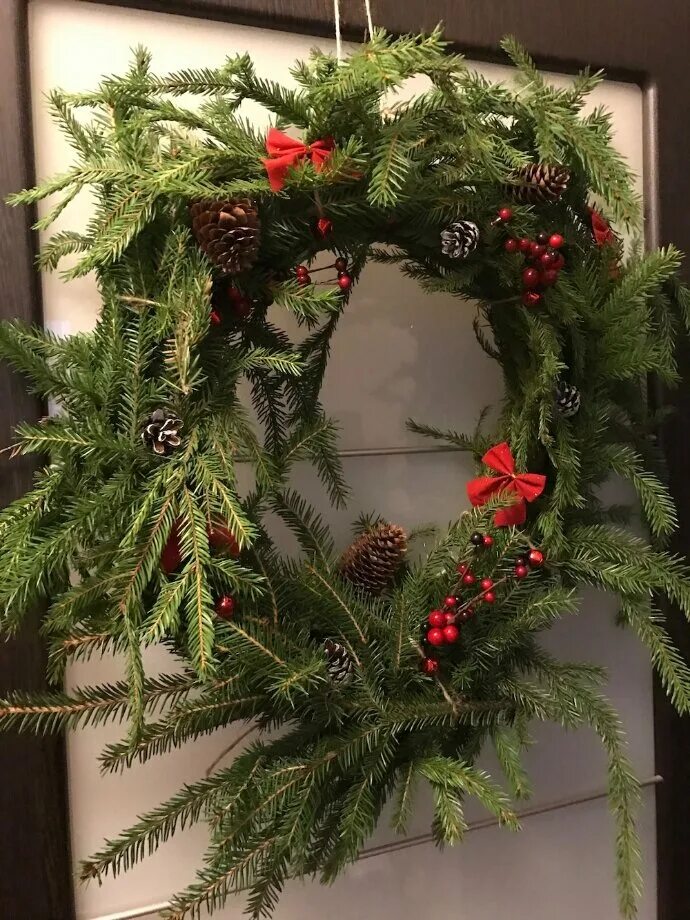 еловые ветки в интерьере. композиции из веток елки на новый год. украшение веток сосны к новому году. композиция из сосновых веток. композиция из еловых веток в вазе.