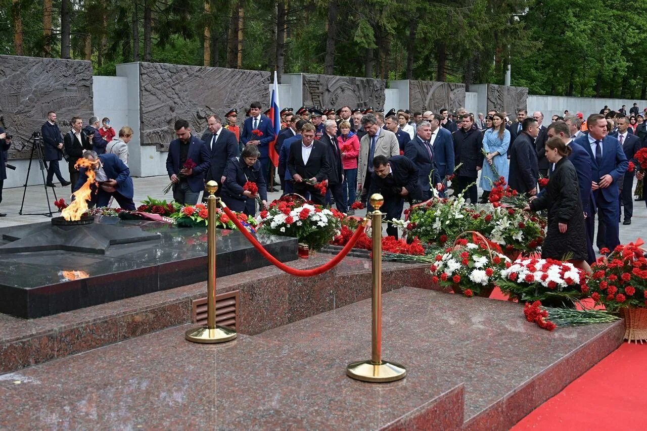 Широкореченский мемориал Екатеринбург. 22 Июня день памяти и скорби возложение цветов. День памяти и скорби Широкореченский мемориал. Возложение цветов к Вечному огню. 22 июня видео