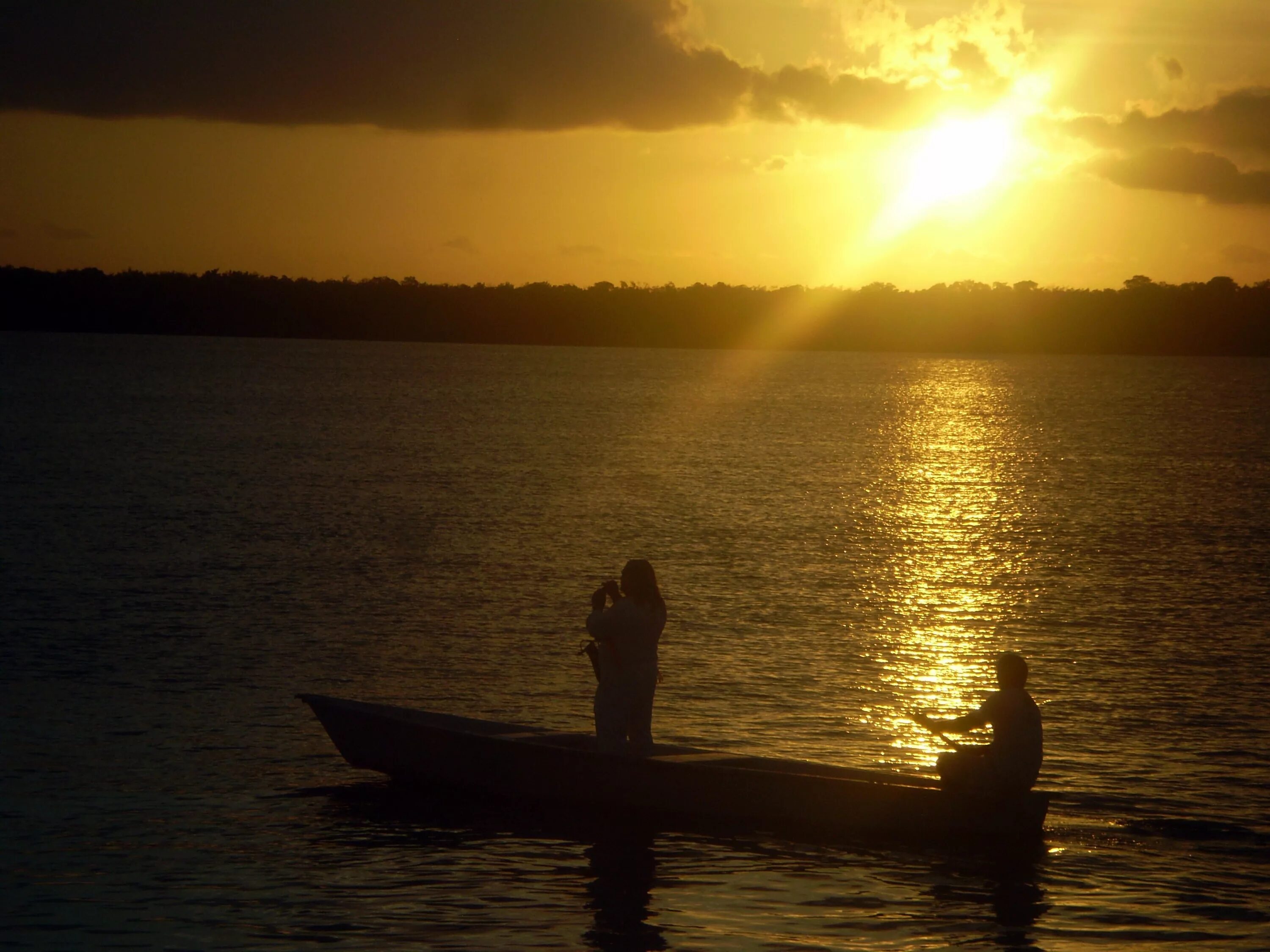 Озеро ламп. Спокойствие вечером. Сумерки природа. Ночь в море. Лето вечер.