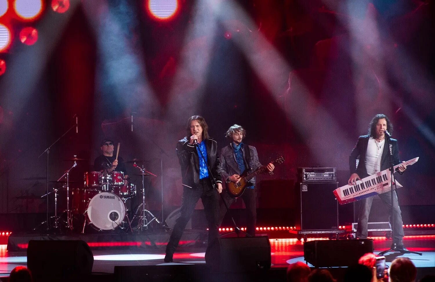 Группа земляне 2021. Москва земляне. Земляне+звёзды эстрады втб арена. Виктор левченко земляне. Солист группы земляне.