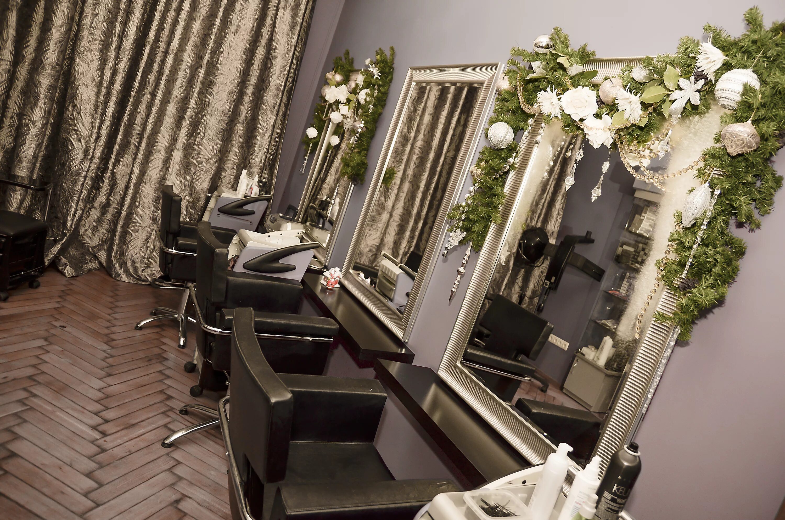 украшения для салона красоты. новогодний интерьер салона красоты. салон машины. украшения для парикмахерской. украшение салона красоты к новому году.