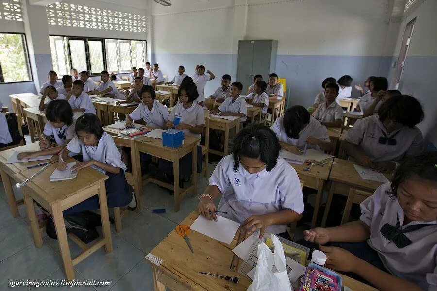 Школа тайцы. Школы в Тайланде. Тайская школа. Тайландскин школы. Средняя школа в Таиланде.