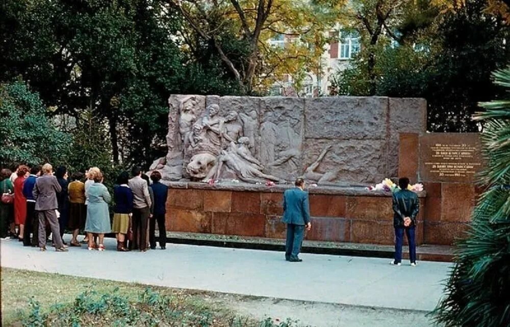 26 ти бакинских. Мемориал 26 бакинских комиссаров. мемориал 26 бакинским комиссарам в баку. скульптор меркуров 26 бакинских комиссаров. 26 бакинских комиссаров баку.