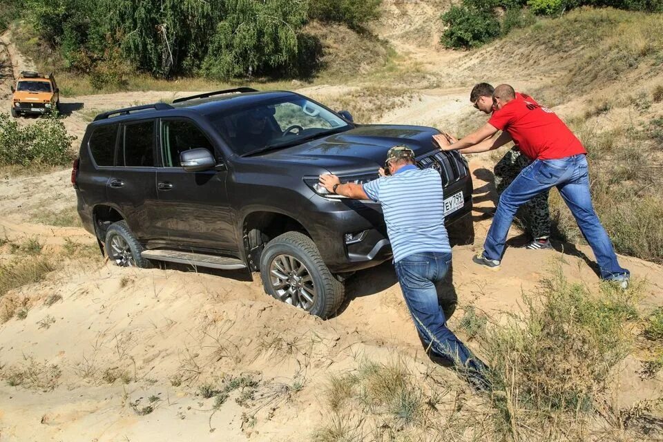 Toyota land cruiser prado 120 offroad. Toyota land cruiser prado 120. Прадо 120 в грязи. Тойота прадо для бездорожья. Тойота land cruiser prado 120.