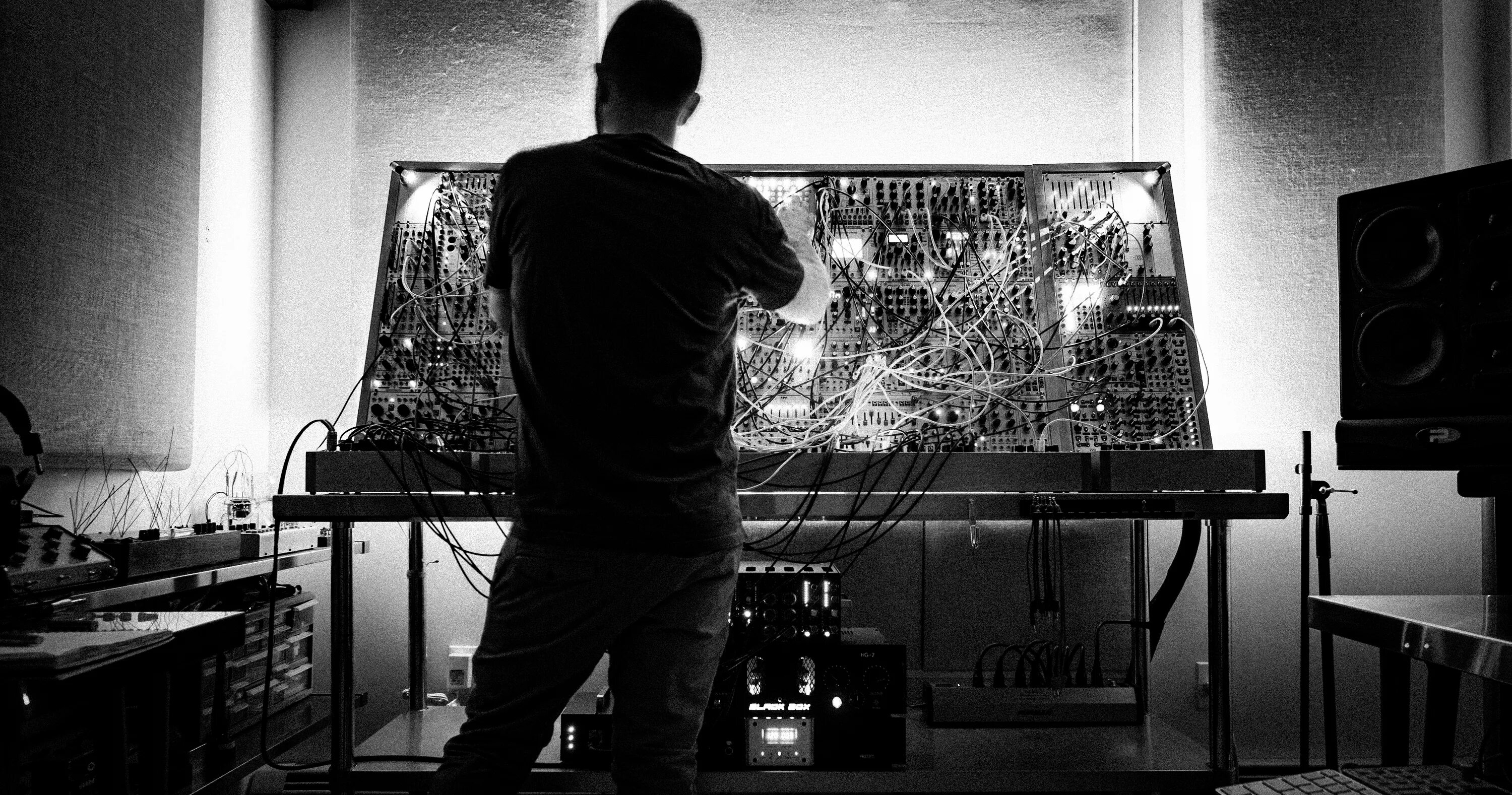 Breakcore loop. Брейкор. звукорежиссер со спины. breakcore эстетика. звуковой дизайнер.