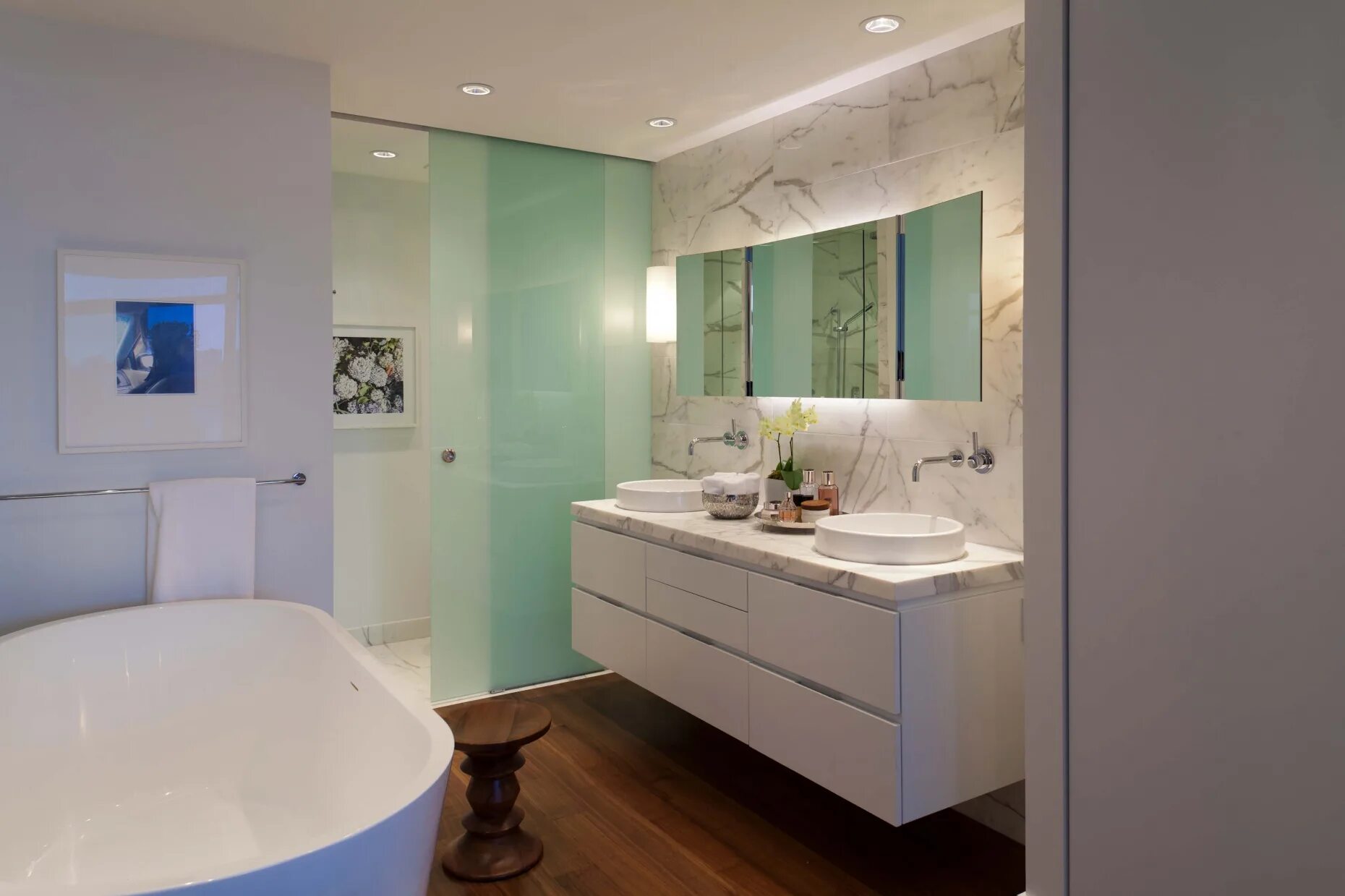 Ifo hitta rs041105500. ванная комната со столешницей. тумба под раковину рядом с ванной. полки над раковиной в ванной. ванная комната с раковиной прямо.