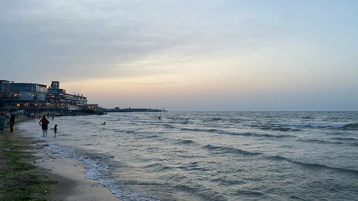 Какое море в дагестане название. Каспийское море каспийск. дагестан море. дагестан побережье каспийского моря. пляжи каспийского моря дагестан.