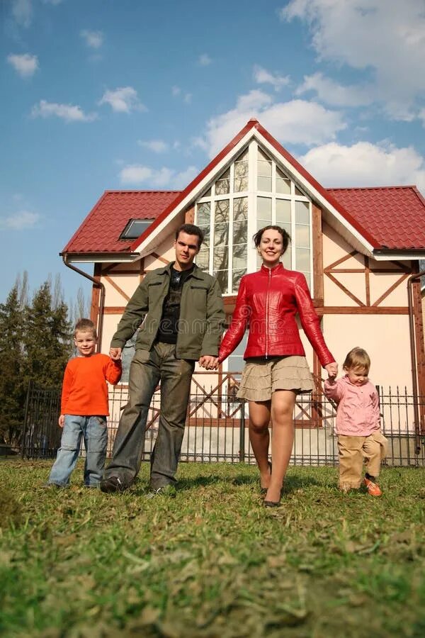 Дом и семья будущего. Семья, дом. семья в загородном доме. семья на фоне дома. загородный дом для семьи с детьми.