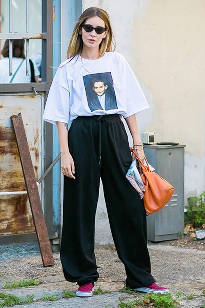 Широкие брюки с плоской подошвой. Майка алкоголичка street style. Футболка под брюки палаццо. Белые брюки палаццо. Кроп топ и брюки палаццо.