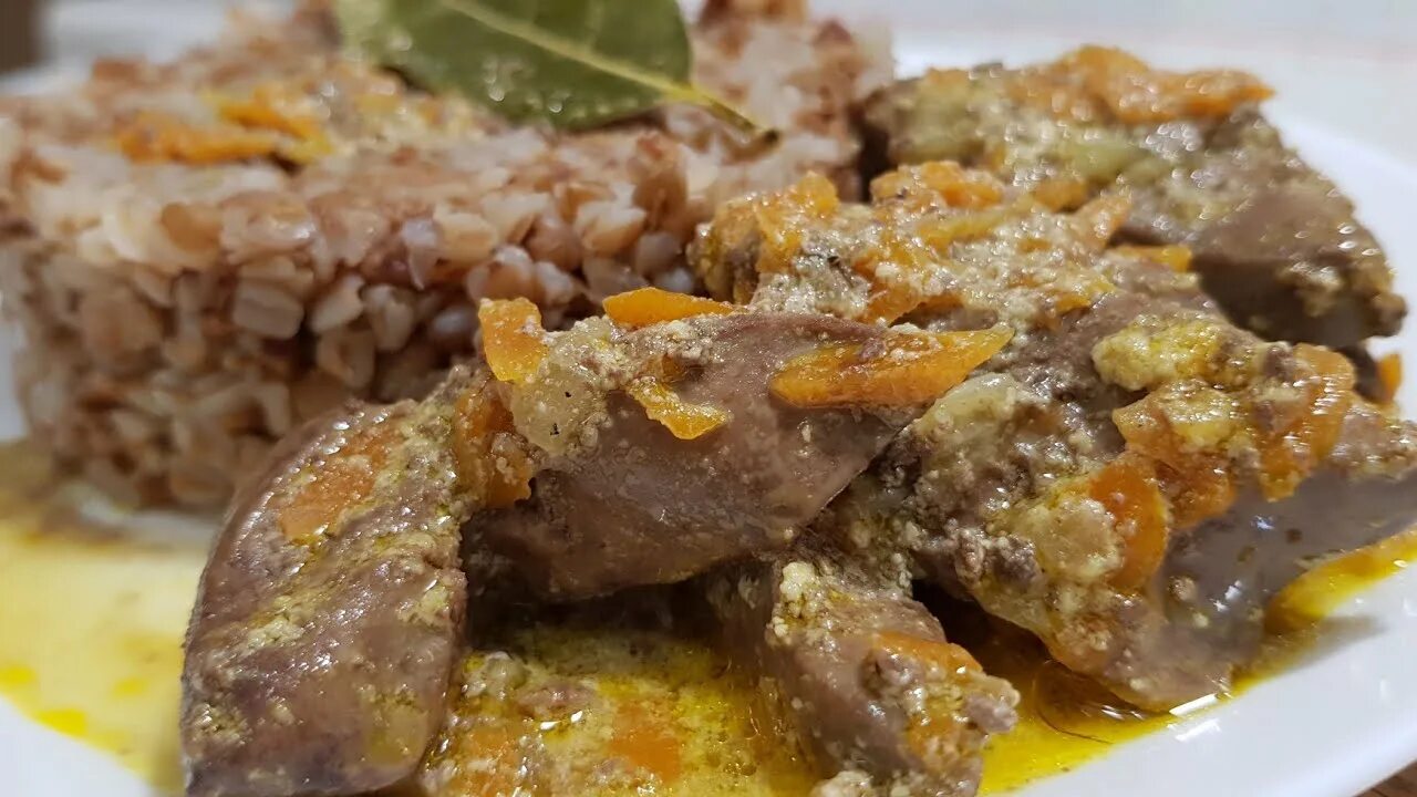 Печень индейки быстро и вкусно. Печень индейки тушеная. блюда из индюшачьей печени. тушеная печенка из индейки. жареная печень индейки.