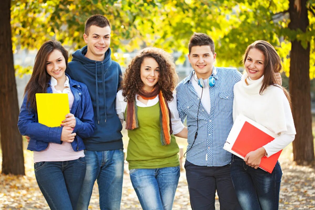 Students coming from. Счастливые студенты. Успешный студент. Успешный подросток. Подросток студент.