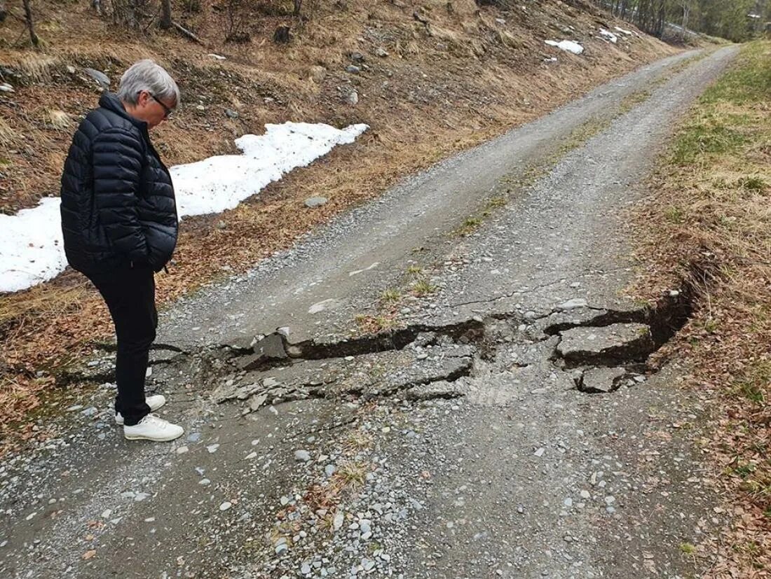 Увидела трещину. Оползень Мем. Тропа в Оползневом. Моча на дороге. Оползень Жук.