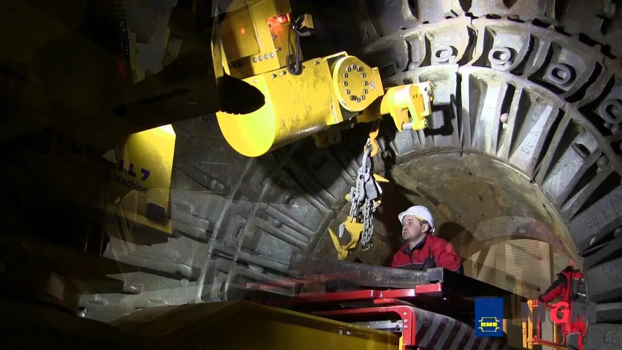 Футеровка реактора. Футеровка ковша экскаватора. Демонтажный робот brokk-800. Машина футеровки. Машина ломки футеровки конвертера.