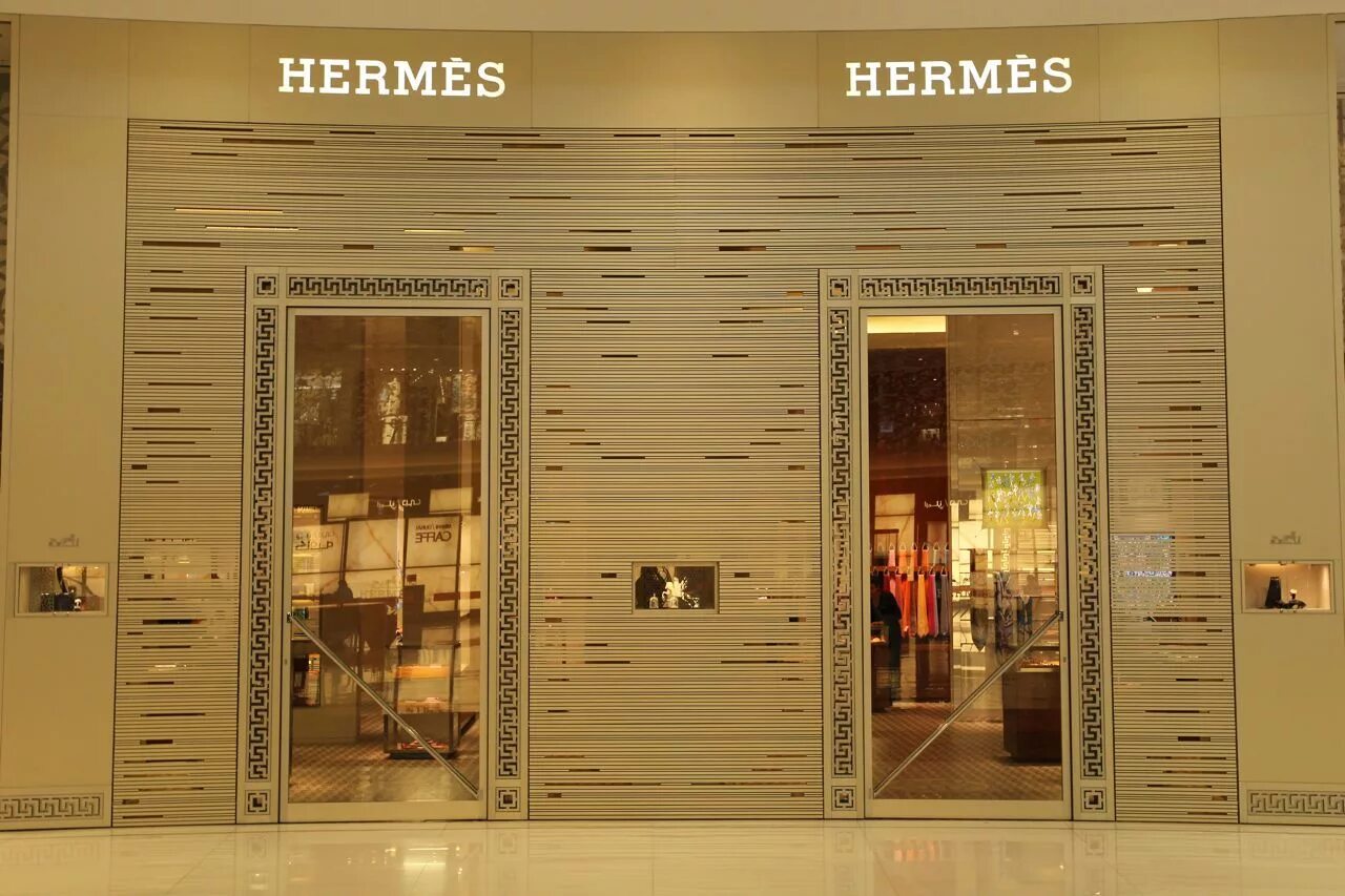 Гермес товар. Hermes бутик Dubai Mall. Дубай Молл Hermes. Hermes в Дубай молле. Гермес дом моды.
