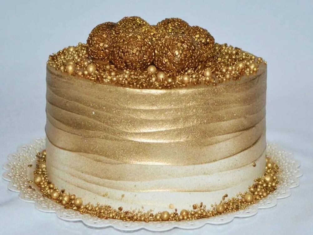 Украшение торта золотом. Торт с золотым декором. Украшение торта кандурином. Торт золотой слиток. Торт на день рождения в золотых тонах.