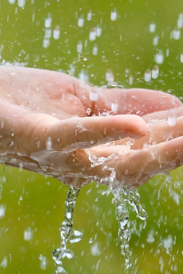 Под струей воды. Руки под струей воды. Вода в руках. Вода в ладонях. Включи руки вода