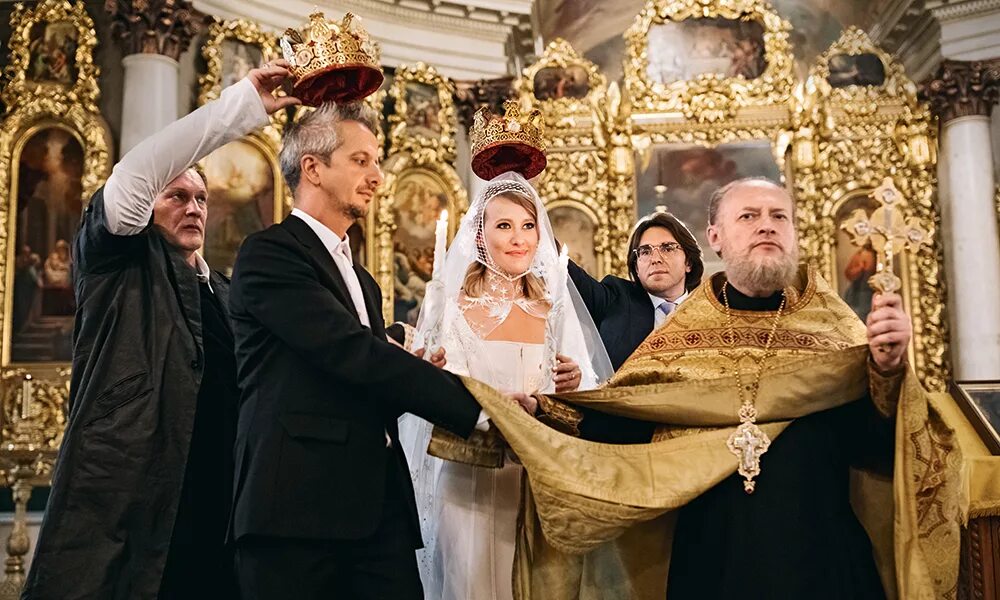 Венчание держать венец. Венчание ксении собчак. собчак венчание в храме. знаменитости в церкви. собчак венчание в церкви.