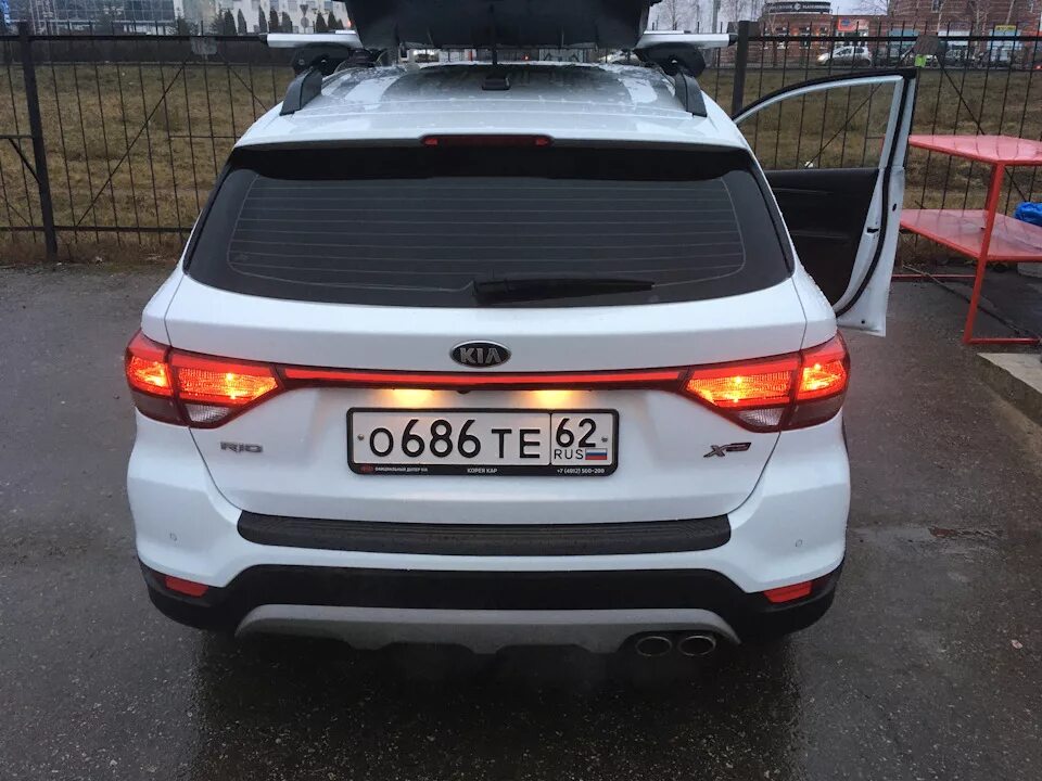 Toyota rav4 trd. Накладка на задний бампер хендай солярис 2017. На заднем 2019. Задний стоп hyundai solaris 2. Обвес trd rav4 2020.