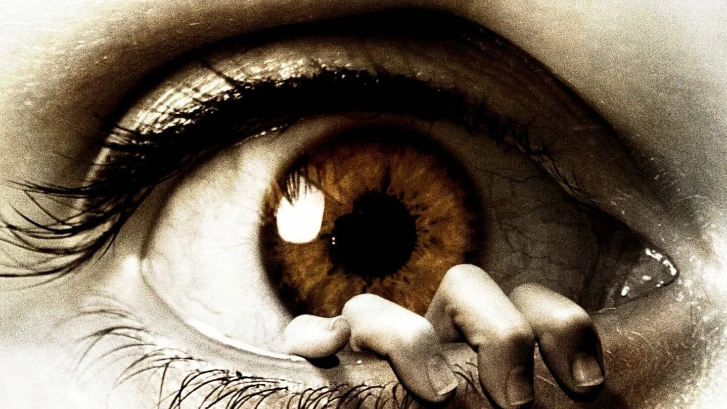 Отчаянье и страх в глазах женщины крупный план глаза.