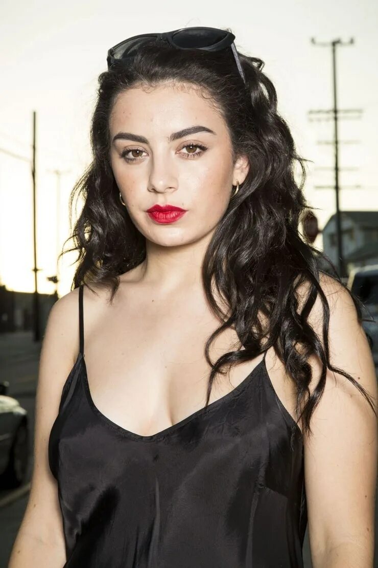 Charli charli xcx. Чарли хсх брат. Чарли хсх брат. Певица чарли хсх. Charli charli xcx.