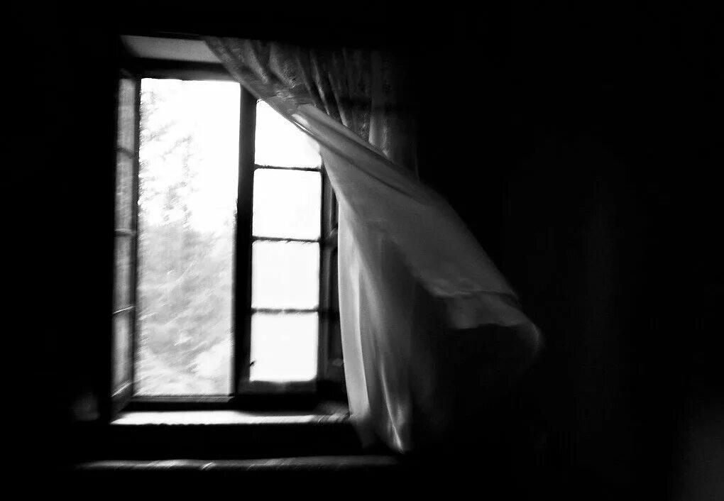 Открытое окно. Открытое окно ночью. Ночное окно с занавеской. Страшное открытое окно.