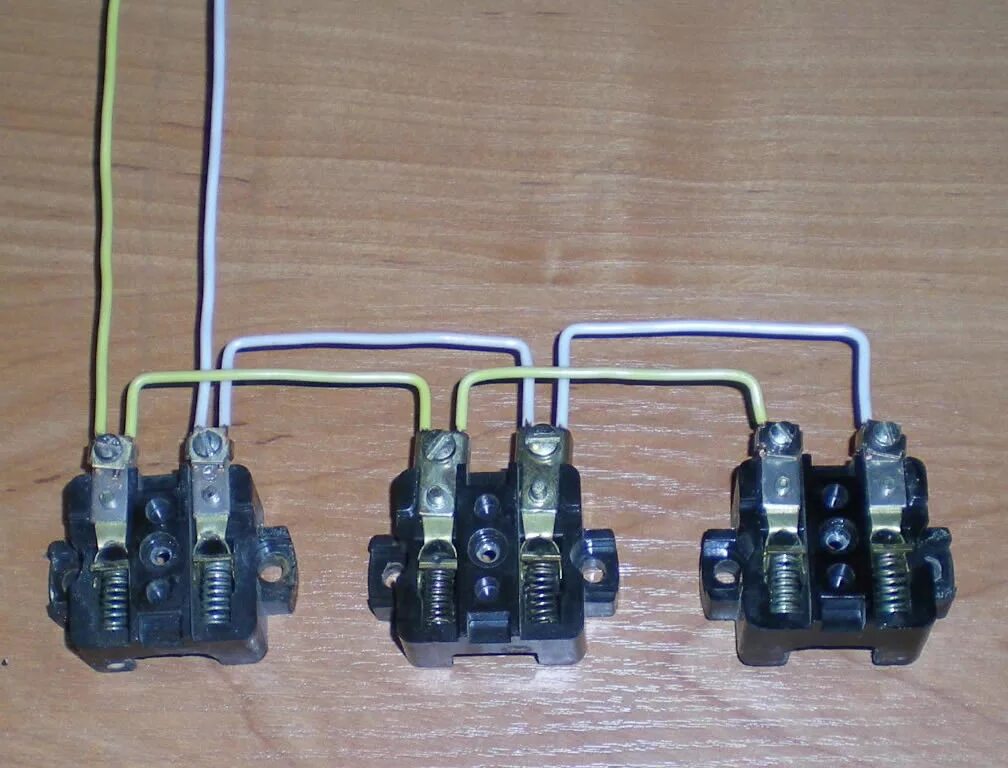 Последовательное соединение розеток. Шлейфовое соединение розеток. Подключить 4 розетки от одного провода. Соединение розеток шлейфом. Подключить 2 розетки от одного провода.