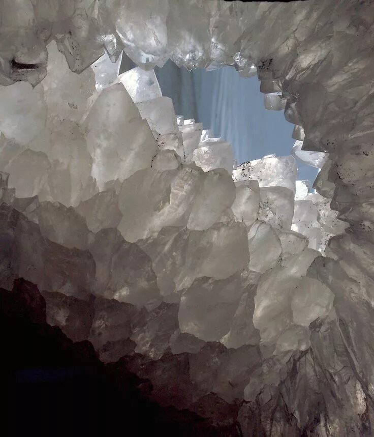 Кристалл шахты. Сталактиты кварца. Кварц камень сталактиты. Пещера гигантских кристаллов в Мексике. Горный хрусталь Мексика.