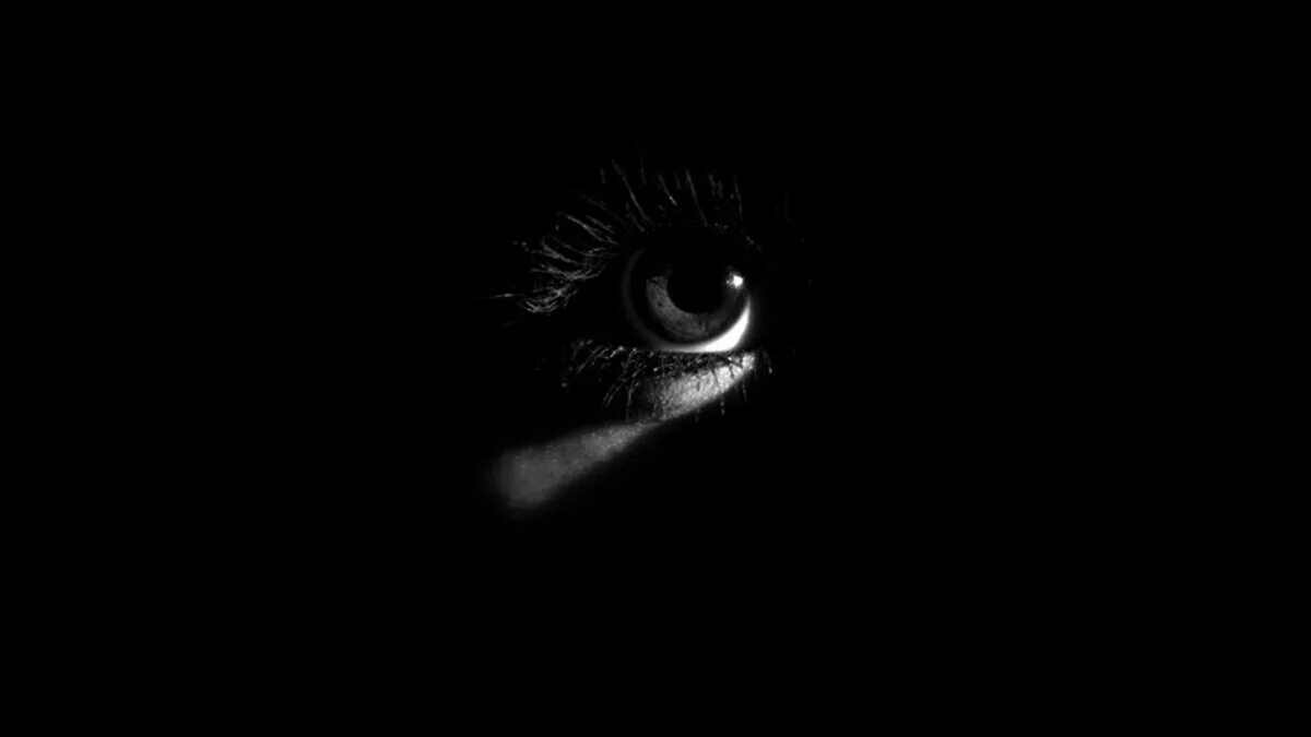 человеческие глаза в темноте