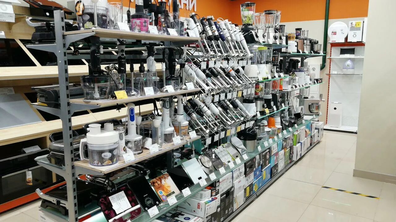 витрина магазина электротоваров. электротовары сергиев. вокзальная площадь 1 сергиев посад. магазин электрики вывеска. электротовары сергиев.