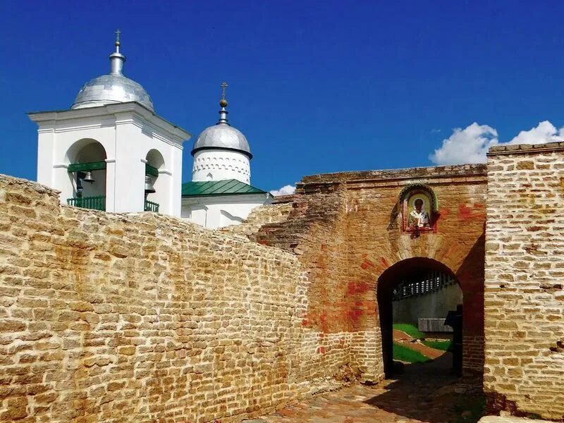 Какой город под псковом. Изборская крепость Изборск. Часовня Корсунская Изборск Изборск. Колокольная башня Изборск. Крепость Изборск в Пскове 1330.