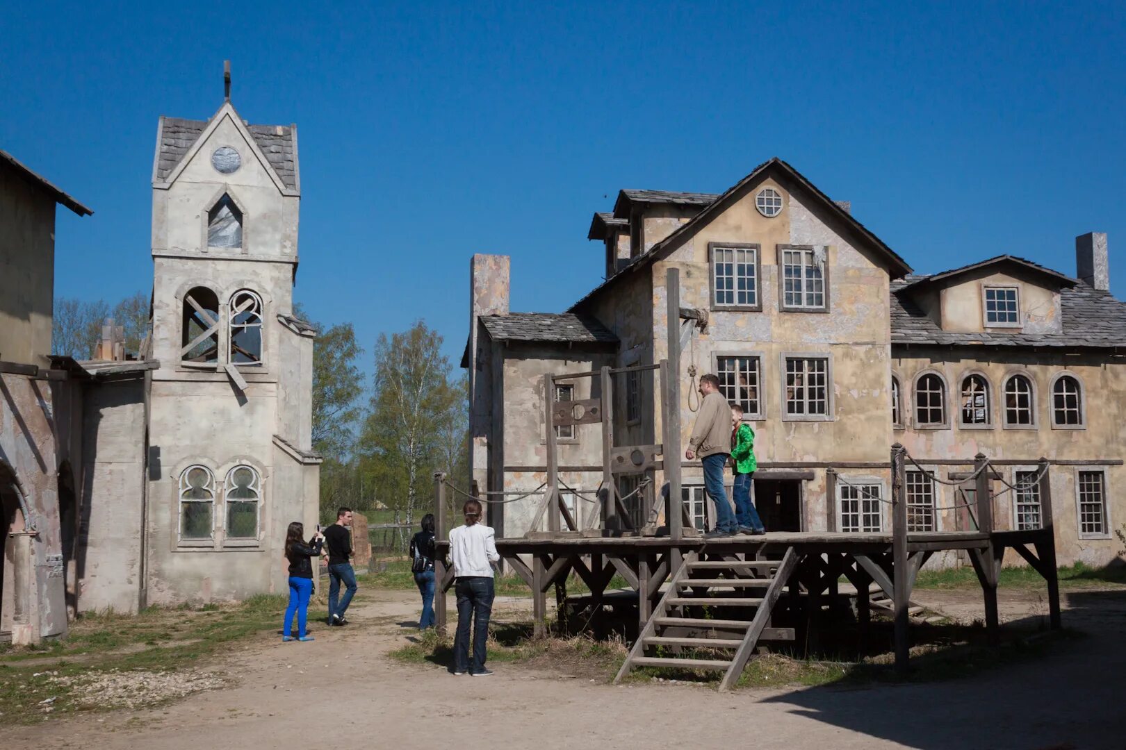 Киногород мцыри. Фирсановка усадьба Середниково Киногород. Пилигрим Порто усадьба Середниково. Середниково город призрак. Усадьба Середниково город призрак.