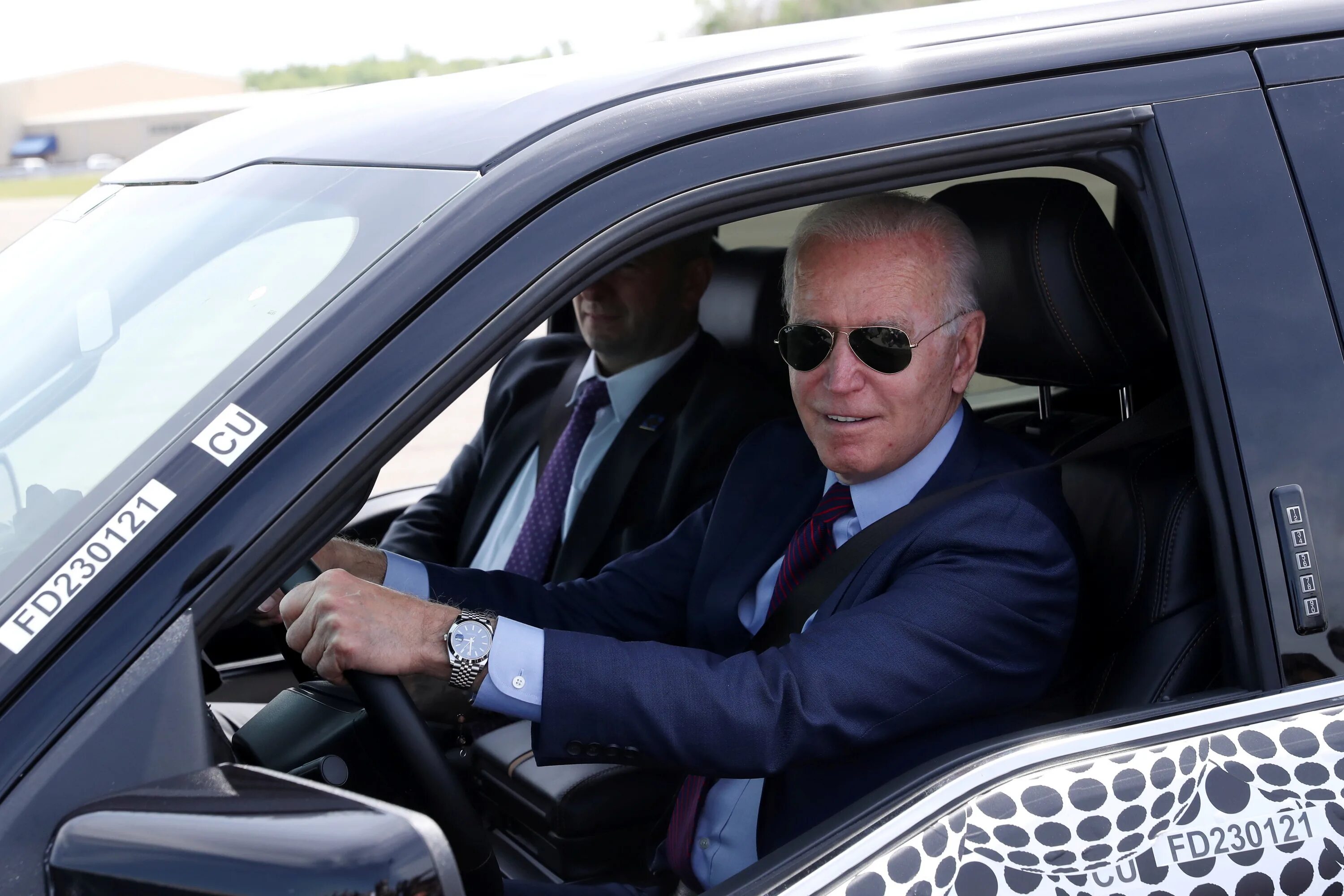 Автомобиль президента сша джо байдена. Cadillac one джо байдена. Джо байден корвет. Машина джо байдена. Лимузин джо байдена.