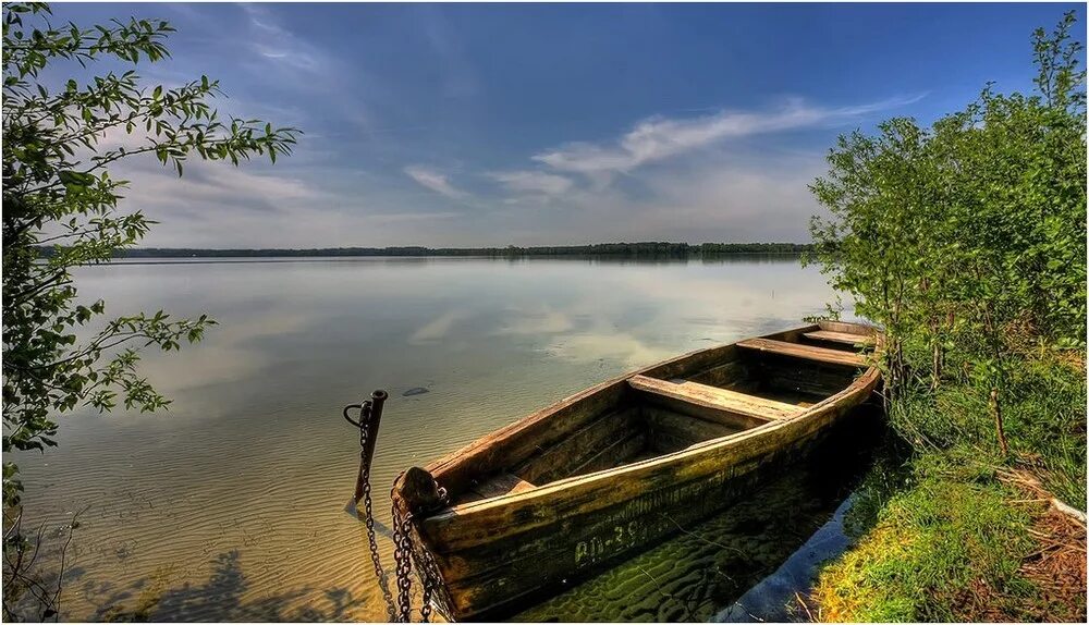 Лодка селигерка егоров. Каяк деревня. Река кимжа архангельская область. Речка лодка лес. Лодка села.