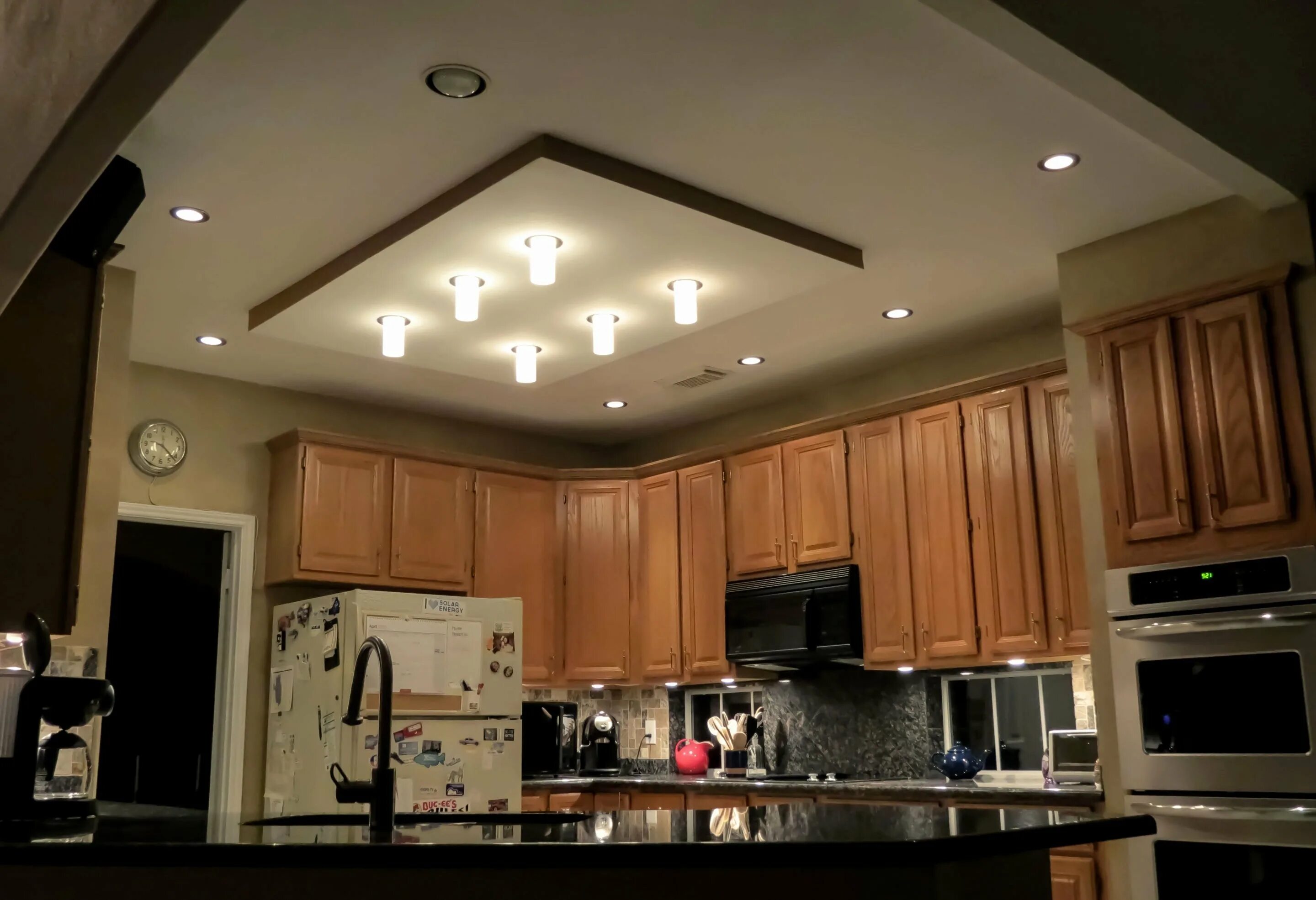 Потолки из гипсокартона для кухни. Натяжной потолок на кухне. Подвесной потолок на кухне. Потолок гипсокартон кухня. Потолок кухня видео