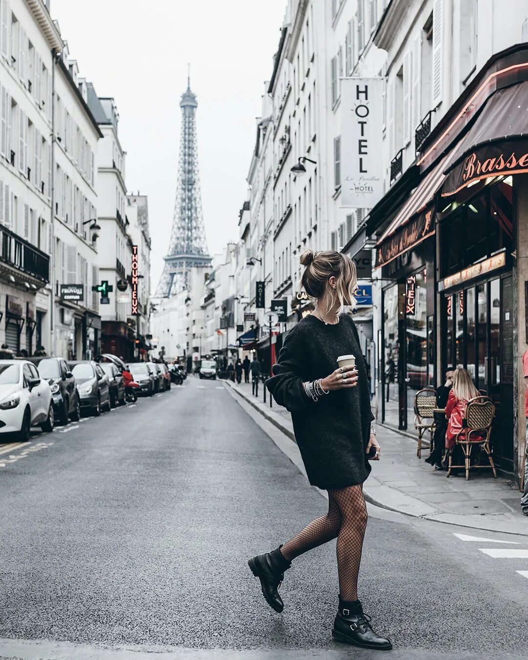 Люди на улице города. Прогулка старый арбат москва. Прогулки по городу. Париж люди. Люди города инстаграм.