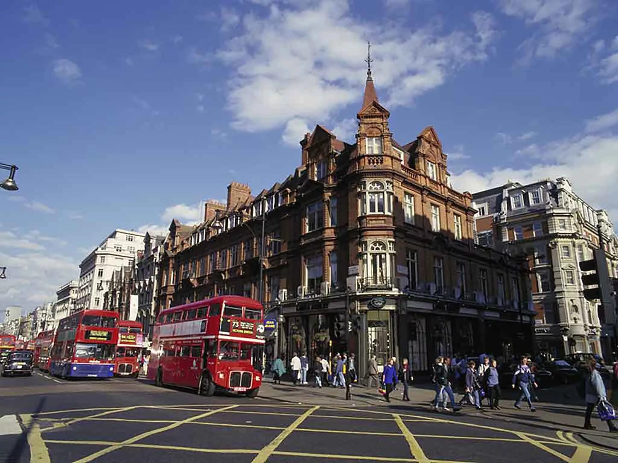 Squared end square. Лестер-сквер (leicester square). лестер сквер в лондоне. площадь лестер в лондоне. лестер хаус лондон.