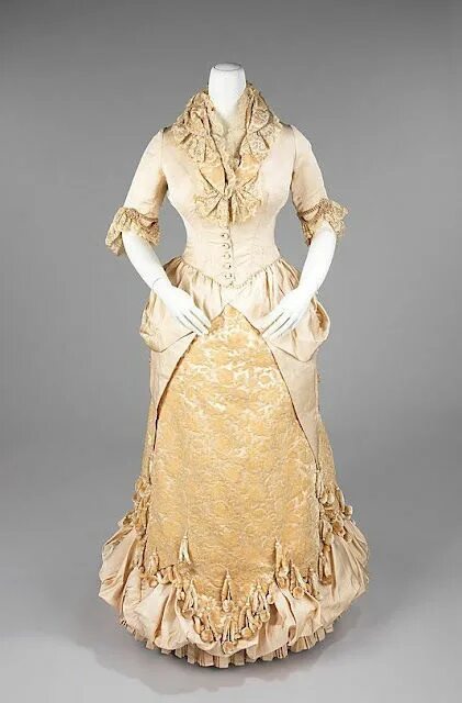 1840 wedding dress Historical dresses, Wedding gowns vintage, Wedding dresses vi