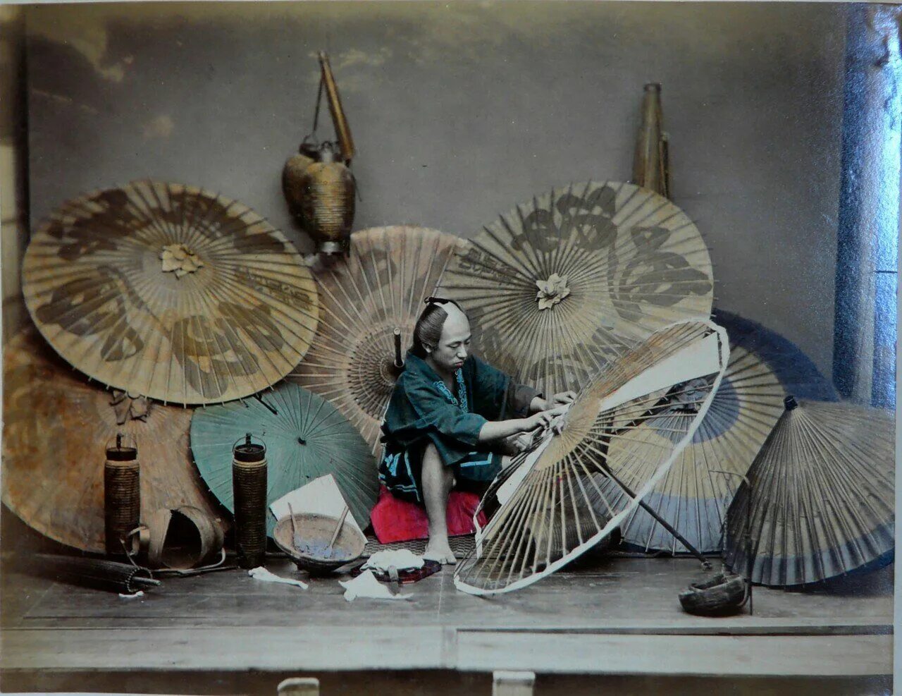 Первые зонтики. Парасоль зонт 19 век. Ремесленники в Японии 18 век. Зонт парасоль 17 век. Японский ремесленник 18 века.