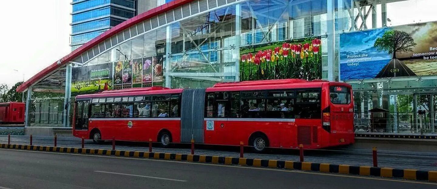Купить автобус метро. Исламабад метробус. Метро автобус. Сямэнь метробус. Автобус внутри Исламабад.