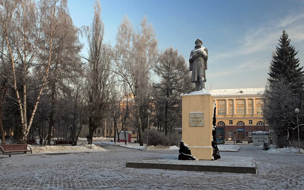 Михайле волкову. Михайло Волков Кемерово. Памятник Волкову в Кемерово. Площадь Волкова Кемерово. Михайло Волков памятник Кемерово.