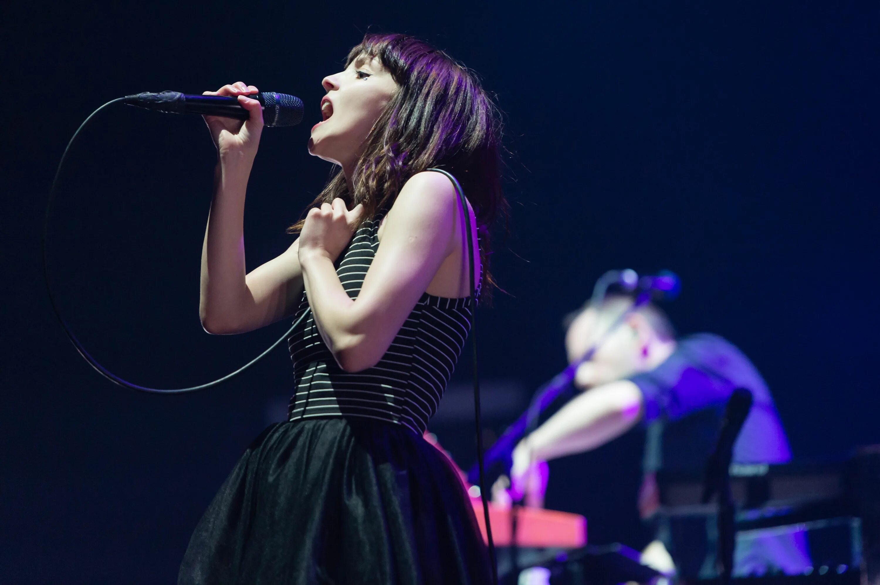 Группа chvrches. Chvrches 2022. Chvrches 2022. Chvrches 2022. Группа chvrches.