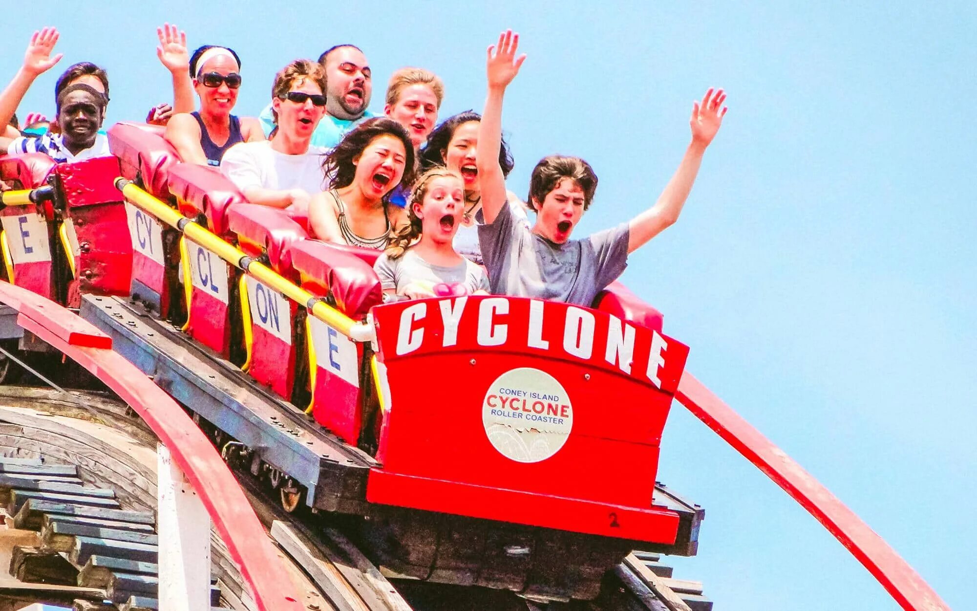 Развлечения человек. Roller Coaster аттракцион. Coney Island Luna Park. Люди на аттракционах. На американских Горках.