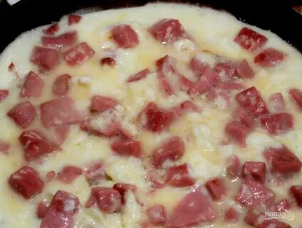 Омлет на сковороде с молоком и колбасой