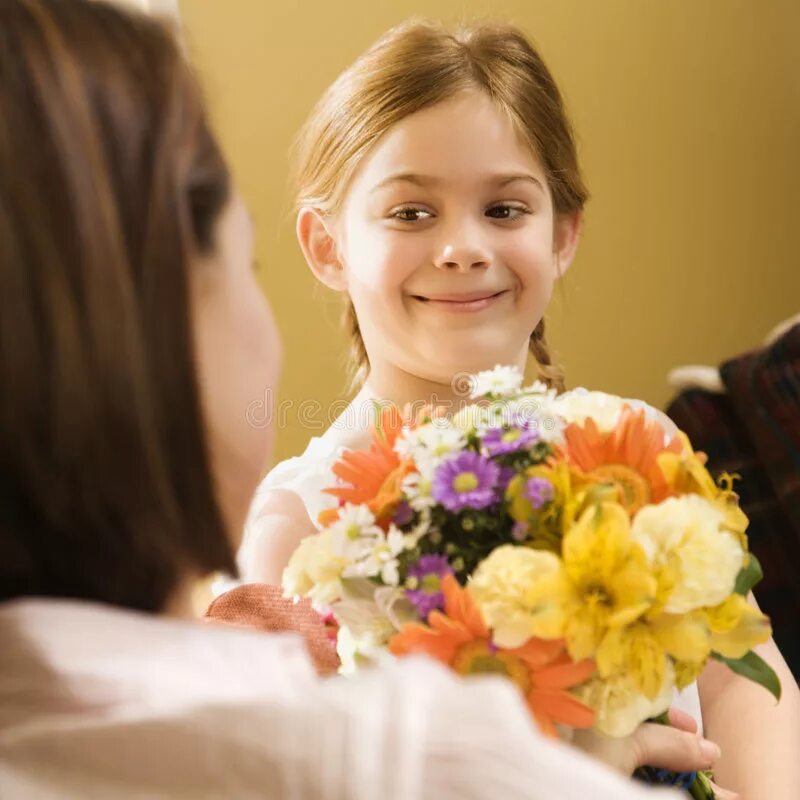 Ребенок дарит цветок маме. Девочка дарит маме цветы. Вручение цветов. Дети дарят цветы. Ребенок дарит цветы маме.