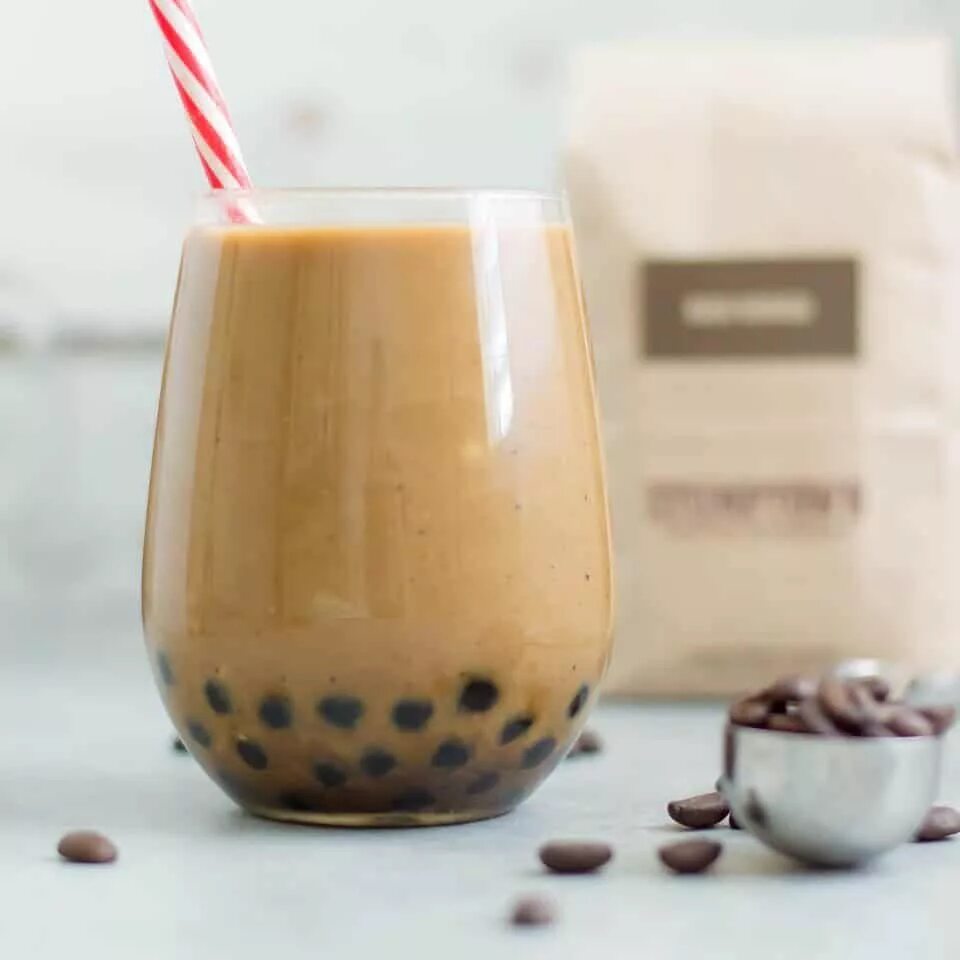 Кофе с шариками как называется. Boba milk tea. бабл кофе. холодный кофе с шариками. кофе бобы.